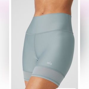 Alo Yoga - 5” Airlift Double Trouble Biker Short, Cosmic Grey
